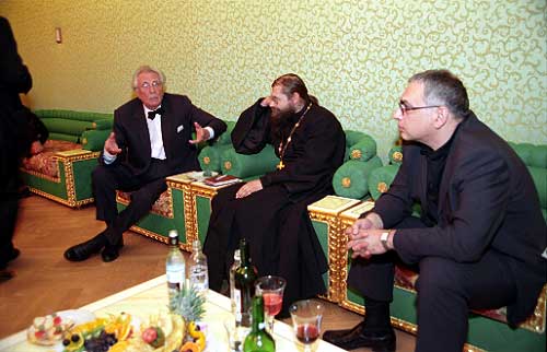 Народный артист СССР Евгений Матвеев, представитель Московской Патриархии Отец Владимир и президент киноконцерна «Мосфильм» Карен Шахназаров перед выходом на сцену для вручения наград